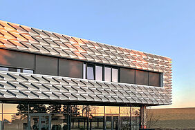Das Foto zeigt die Fassade des Firmengebäudes von Aluform. Sie produziert dank Photovoltaik 10.000 Kilowattstunden Strom pro Jahr