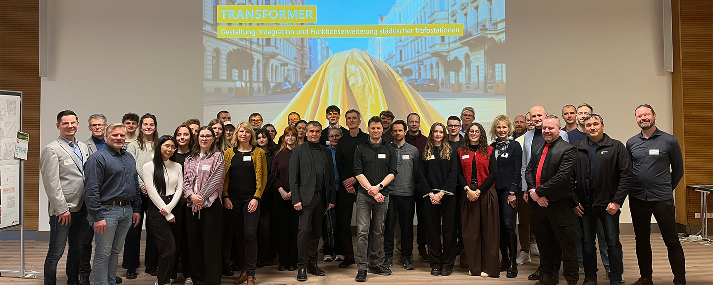 Die Studierenden, Lehrenden und Projektpartner bei der Ausstellung „Transformer“ zum Projektabschluss in der Lernwerkstatt der Stadtwerke Halle in Halle / Saale.
