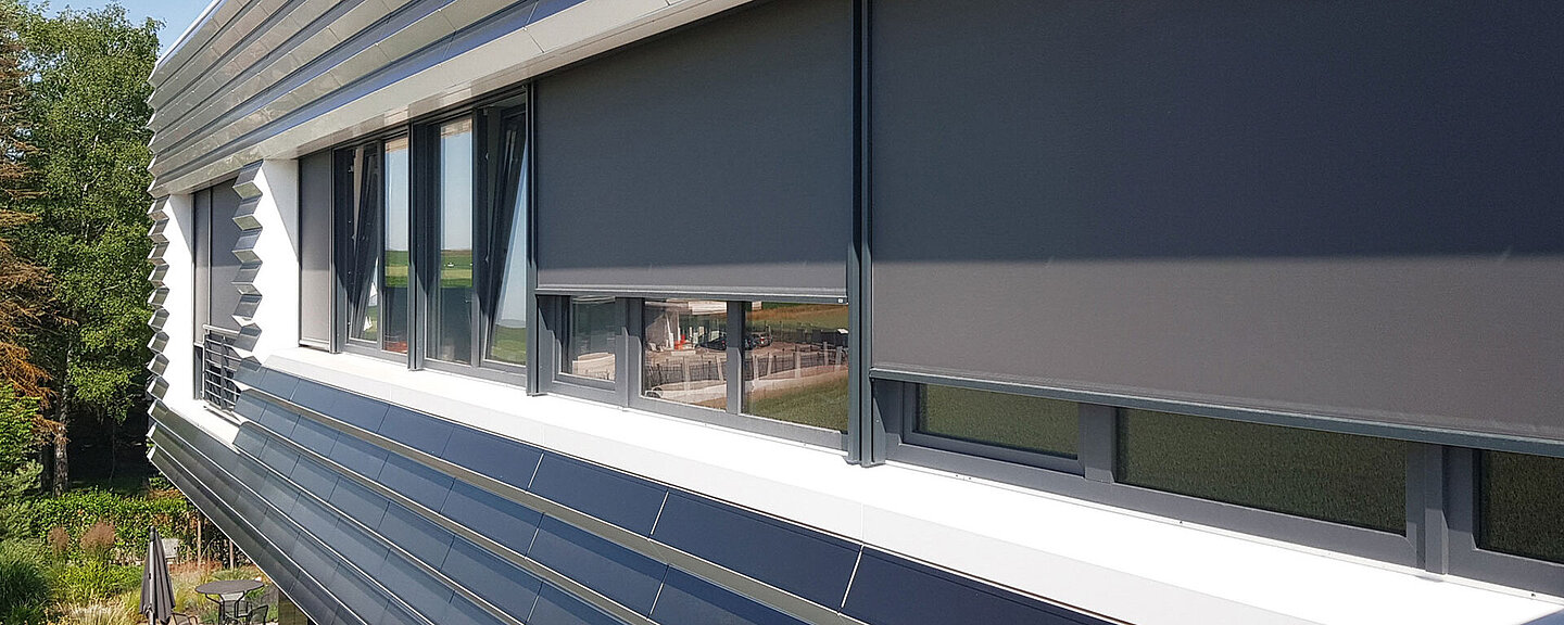 Südseite der realisierten SOLAR.shell-Demonstratorfassade am Firmengebäude der Aluform Verarbeitungs-GmbH in Bad Rappenau
