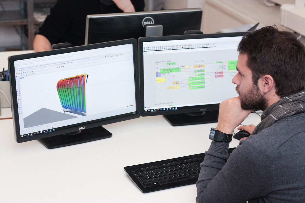 Projektmitarbeiter Adrian Heller an einem CAD-Programm am PC