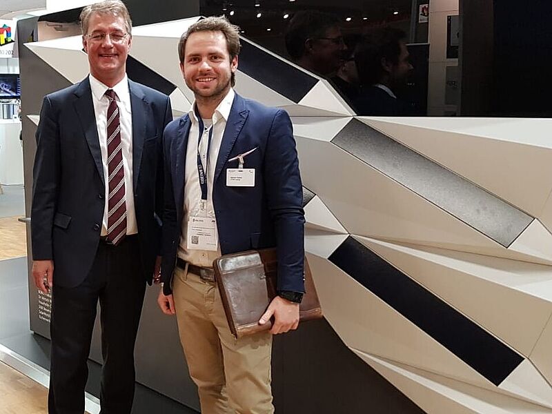 Adrian Heller (right) from ai:L with the State Secretary in front of the Solar.shell demonstrator at Bau 2019 in Munich
